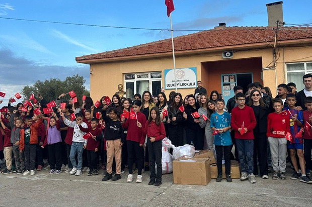 Ezine MYO Öğrencilerinden Minik Kalplere Destek