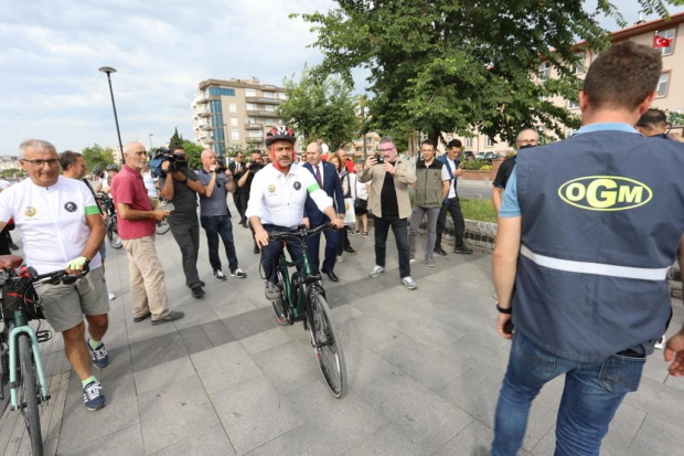 Yangınlara Dikkat Çekmek İçin Bisikletle İzmir'e Gidiyorlar